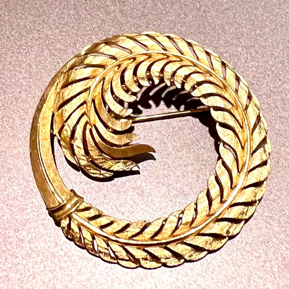 Crown Trifari Gold Tone Round Feathered Brooch EUC - Picture 2 of 6